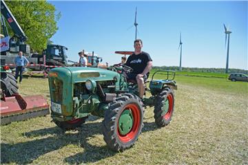 Viele Besucher haben sich am Wochenende bei strahlendem Sonnenschein die alte Technik beim Holder-Treffen an der Quantwicker Mühle angesehen. 