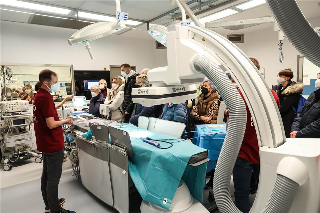 Unterirdischer Krankenhaus-Neubau ist fertig Viele Besucher kamen am Samstag (14.1.) zum Tag der offenen Tür ins Johannes-Hospital, um sich den gerade fertiggestellten Kardiologie-Neubau anzusehen. Auf dem Foto lassen sich Besucher die Gerätschaften in einem von zwei neuen Hybrid-Operationsräumen zeigen.