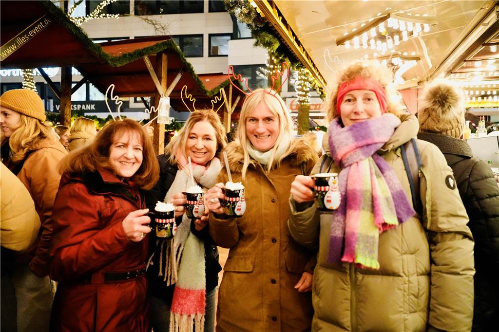 Viele Besucher kamen auch am Mittwoch (11.12.) wieder zum Dortmunder Weihnachtsmarkt, um die besondere Atmosphäre zu genießen.