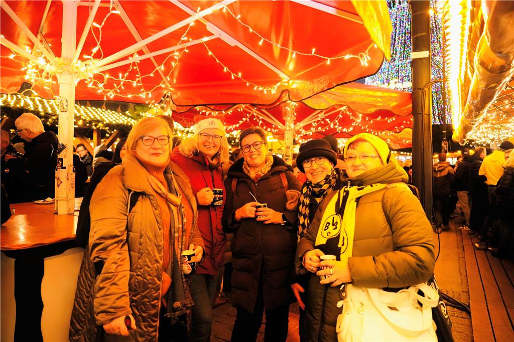 Viele Besucher kamen auch am Mittwoch (11.12.) wieder zum Dortmunder Weihnachtsmarkt, um die besondere Atmosphäre zu genießen.
