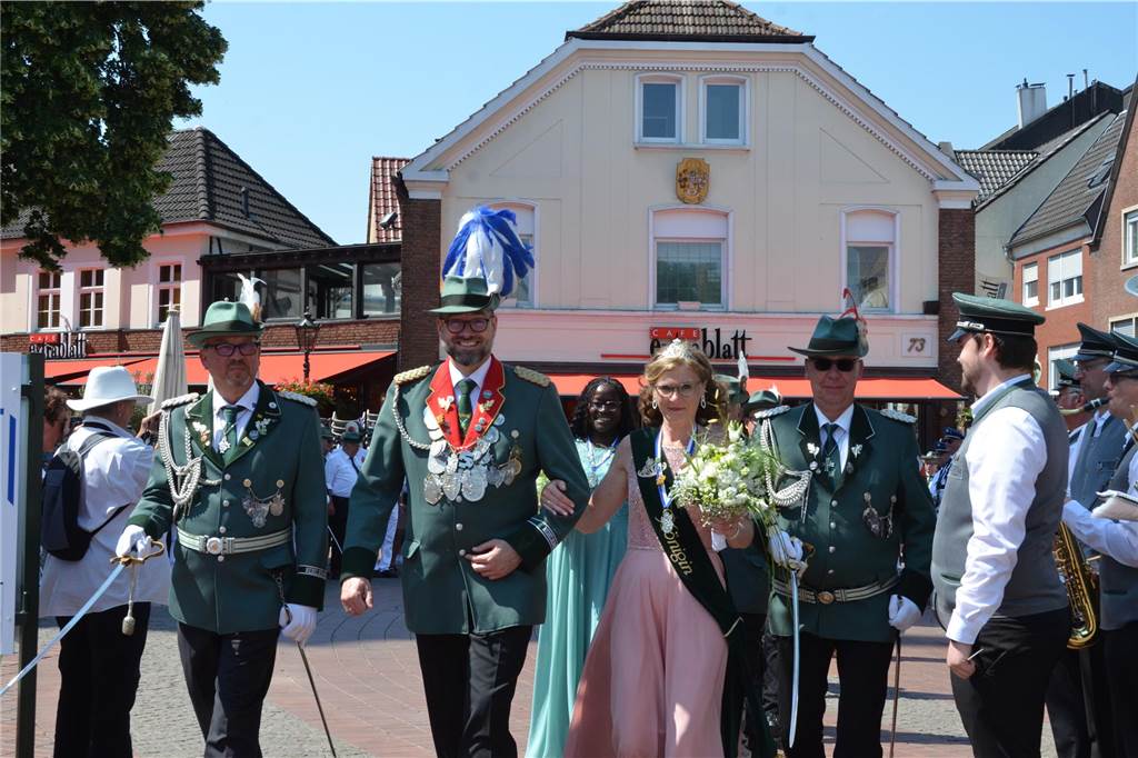 Das Königspaar grüßt die Schützen