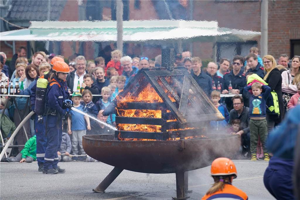 Feuerwehr gab tiefen Einblick: Hunderte Menschen kamen vorbei Viele Besucher kamen zum Tag der offenen Tür.