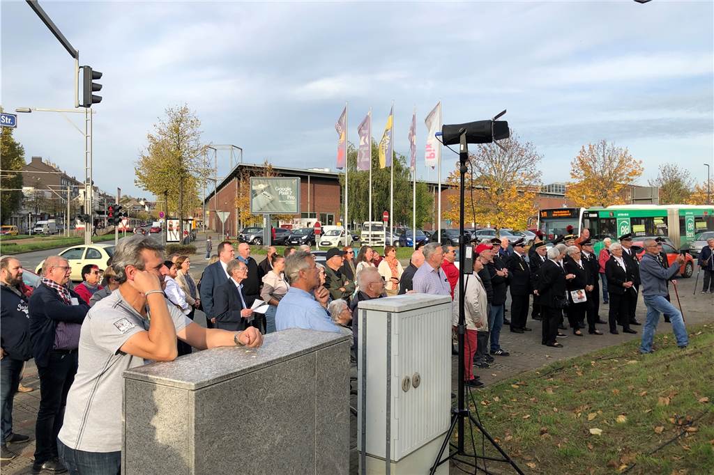 Bergmann weist nun gut sichtbar auf Evings Zechengeschichte hin Viele Besucher kamen zur Eröffnung des Bergmann-Denkmals.
