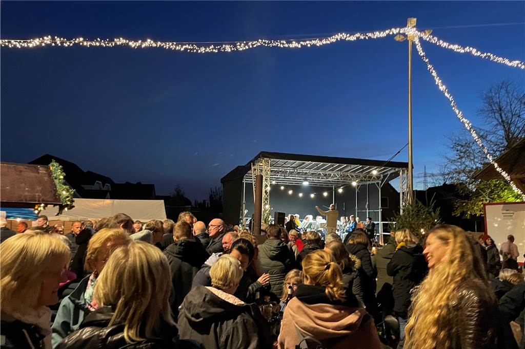 Gemütlich und Stimmungsvoll: Lichterfest der Vereine am Heimathaus in Graes Viele Besucher lockte es am Wochenende zum Lichterfest der Vereine am Heimathaus in Graes