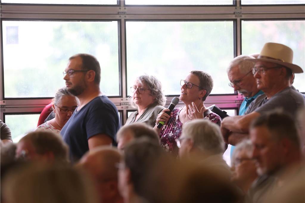 Viele Besucher mussten stehen, weil so viele gekommen waren.