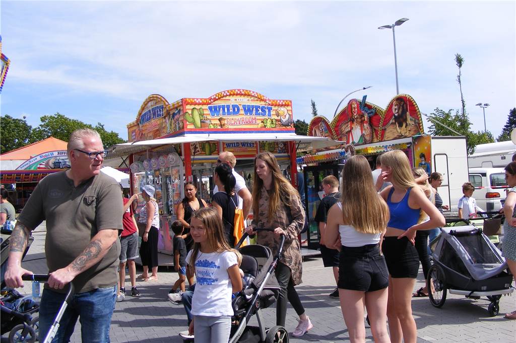 Bummel über den Rummel: Oeding läuft sich warm fürs Schützenfest Viele Besucher nutzten den sonnigen Samstagnachmittag für einen Besuch auf dem Rummel.