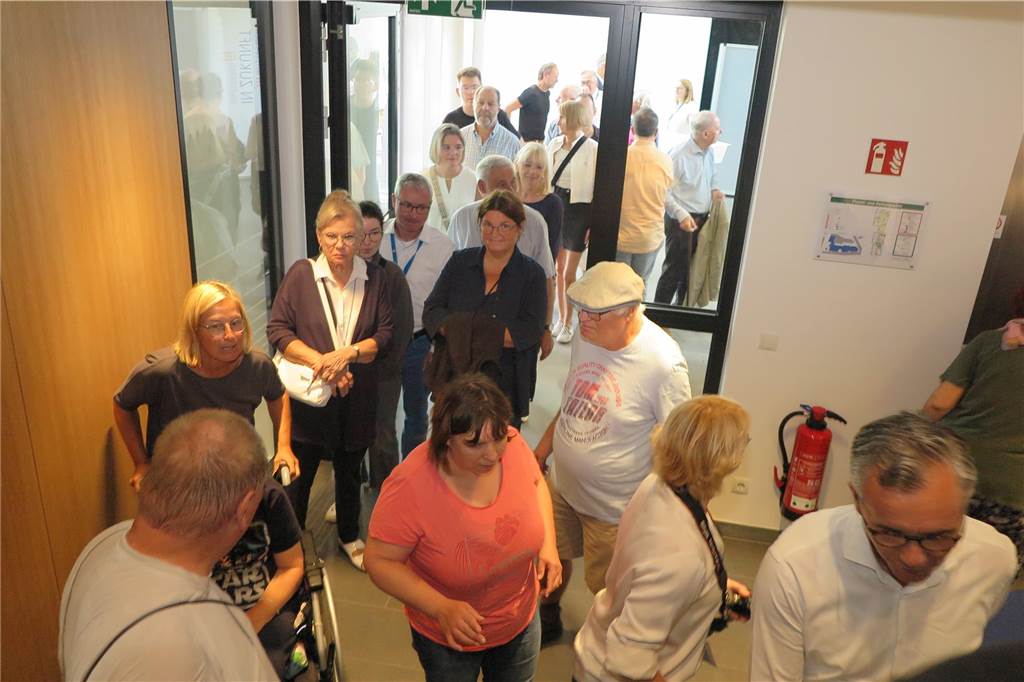 Neubau der Volksbank Schermbeck: Rundgang für Besucher Viele Besucher nutzten die Gelegenheit, sich die neuen Räume bei einem Rundgang genauer anzuschauen.