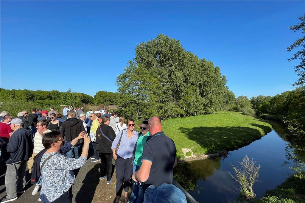 Viele Besucher posierten auf der sonst verschlossenen Denkmalbrücke für ein Erinnerungsfoto mit Seltenheitswert.