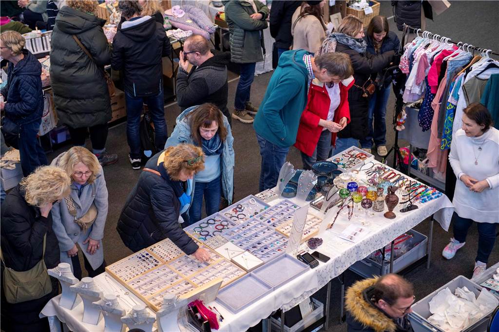 Viele Besucher und Verkäufer beim Vintage-Flohmarkt in Haltern