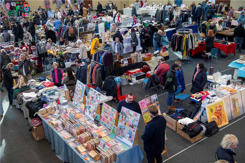 Viele Besucher und Verkäufer beim Vintage-Flohmarkt in Haltern