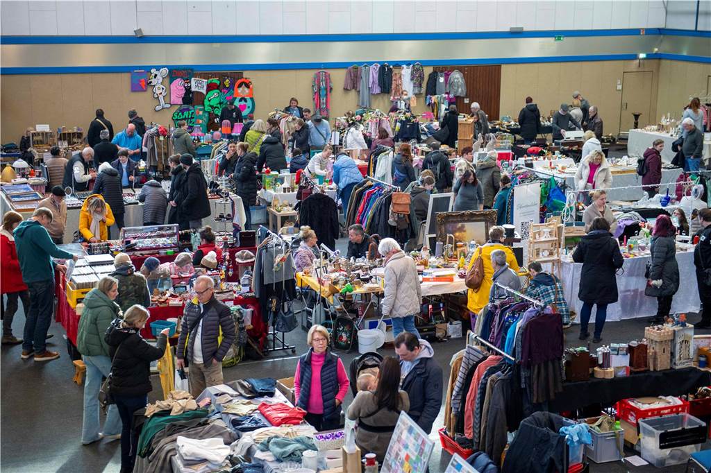 Viele Besucher und Verkäufer beim Vintage-Flohmarkt in Haltern