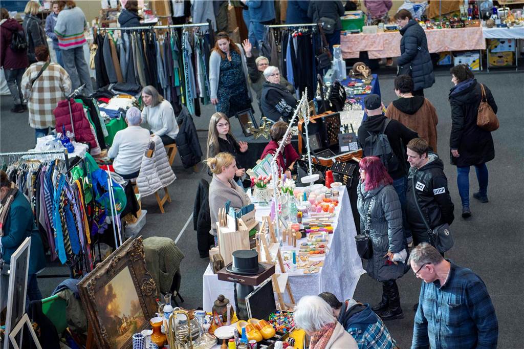 Viele Besucher und Verkäufer beim Vintage-Flohmarkt in Haltern
