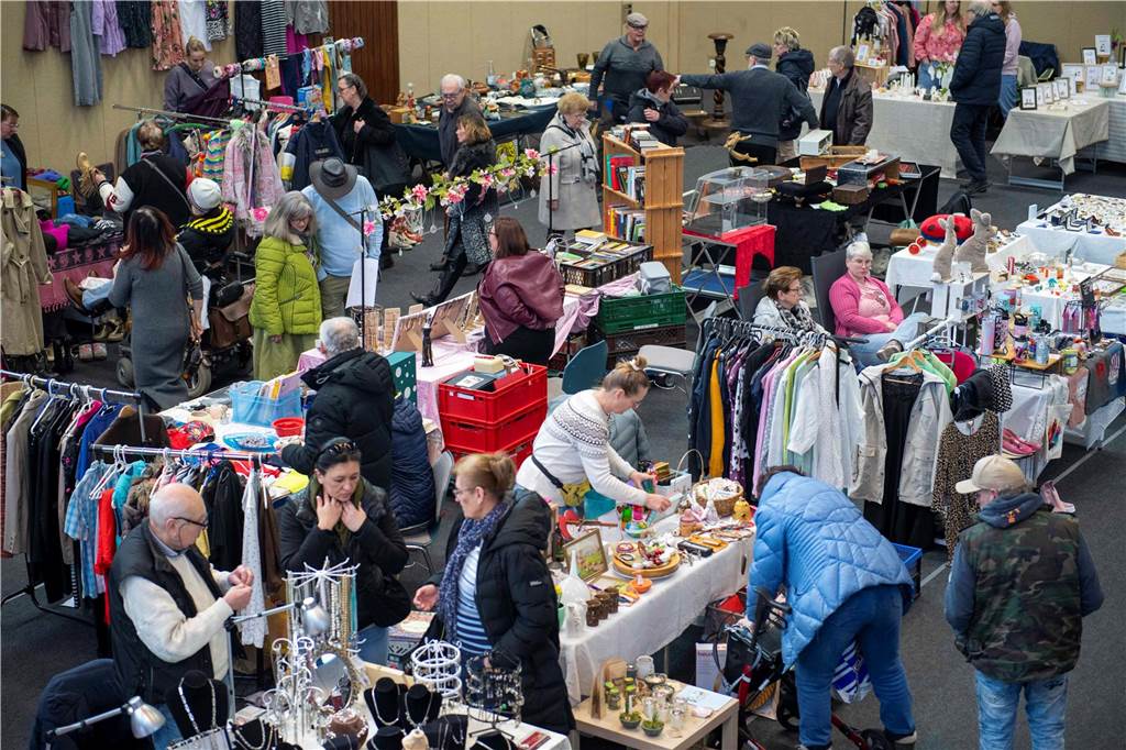 Viele Besucher und Verkäufer beim Vintage-Flohmarkt in Haltern
