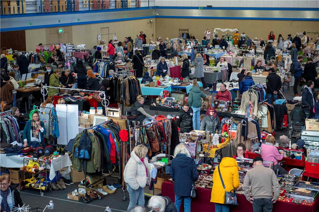 Viele Besucher und Verkäufer beim Vintage-Flohmarkt in Haltern