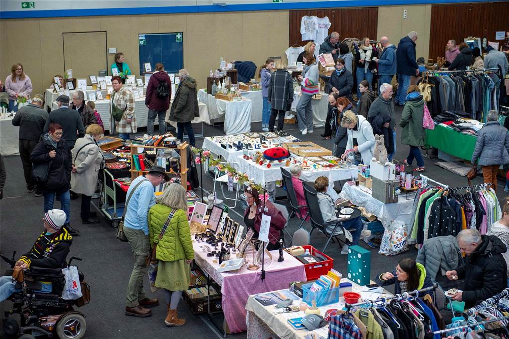 Viele Besucher und Verkäufer beim Vintage-Flohmarkt in Haltern
