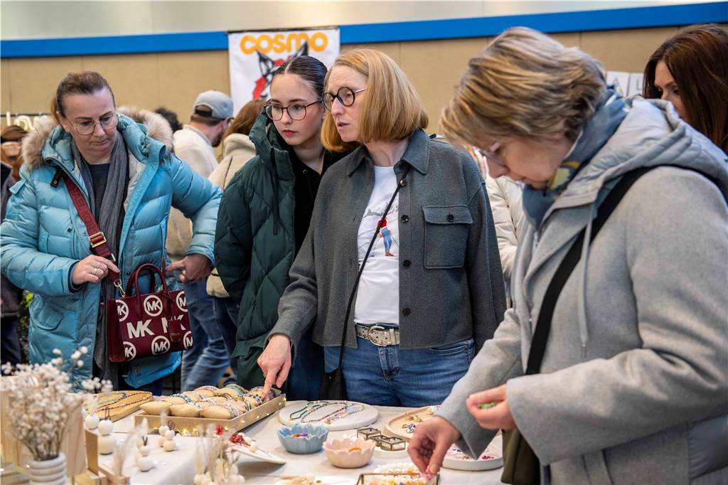 Viele Besucher und Verkäufer beim Vintage-Flohmarkt in Haltern