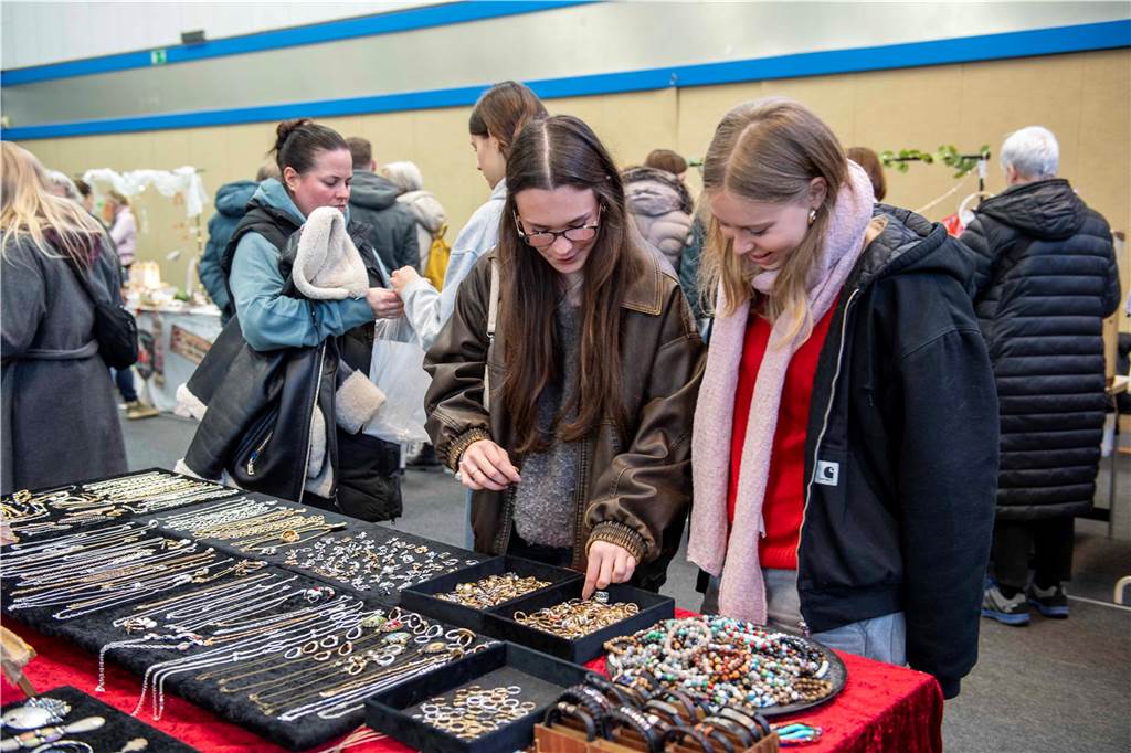 Viele Besucher und Verkäufer beim Vintage-Flohmarkt in Haltern