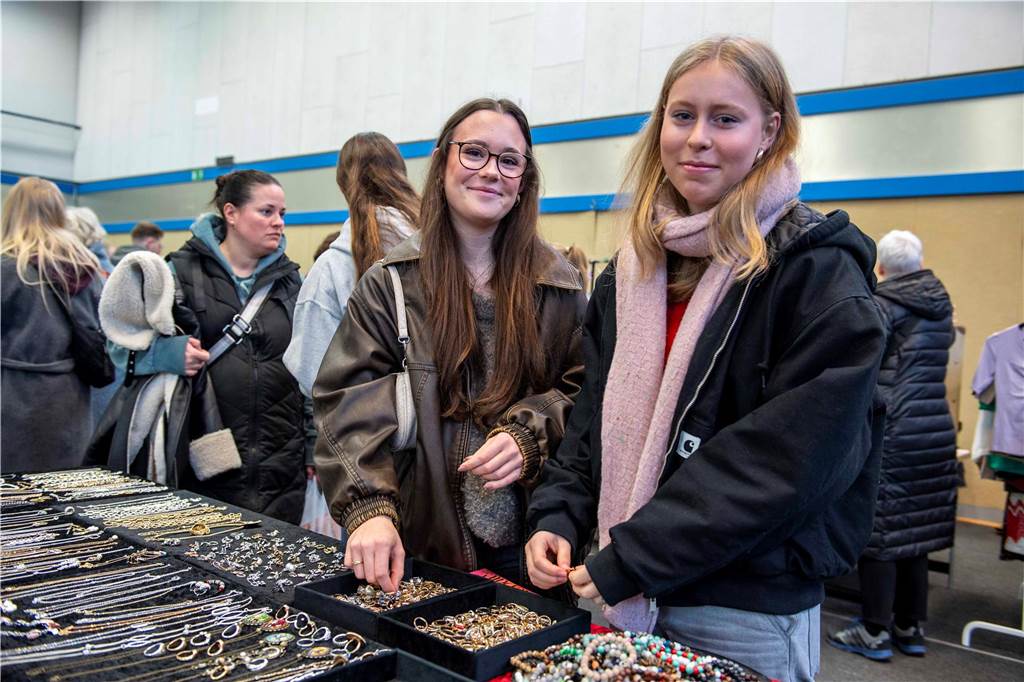 Viele Besucher und Verkäufer beim Vintage-Flohmarkt in Haltern