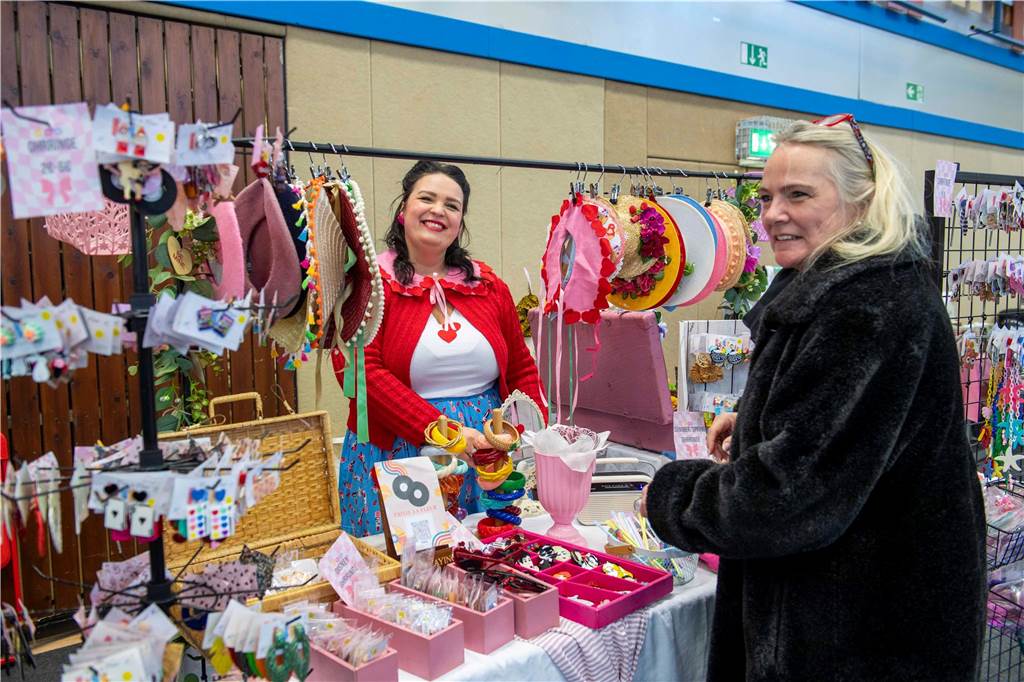 Viele Besucher und Verkäufer beim Vintage-Flohmarkt in Haltern