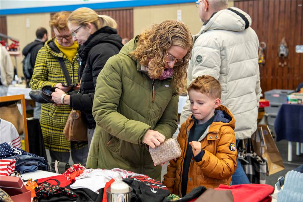 Viele Besucher und Verkäufer beim Vintage-Flohmarkt in Haltern