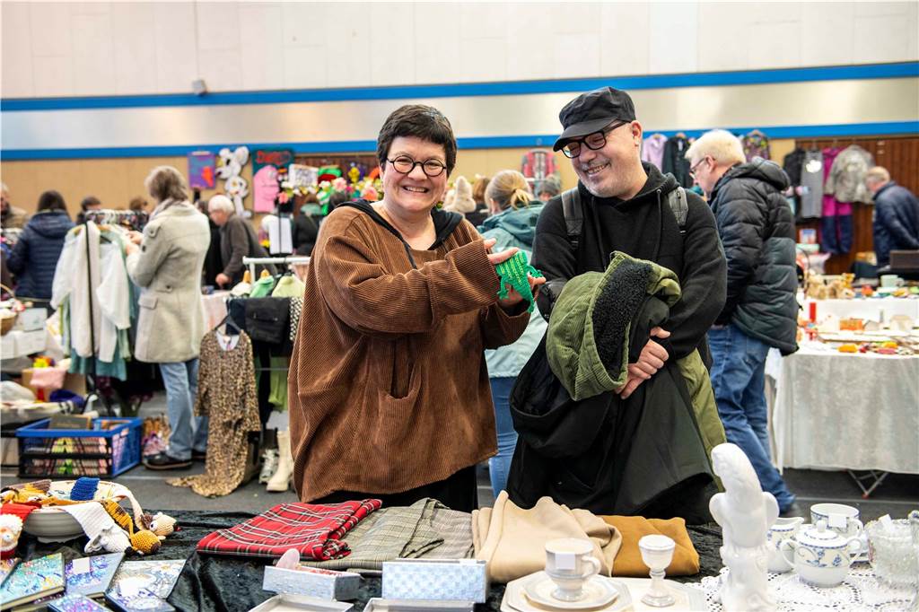 Viele Besucher und Verkäufer beim Vintage-Flohmarkt in Haltern