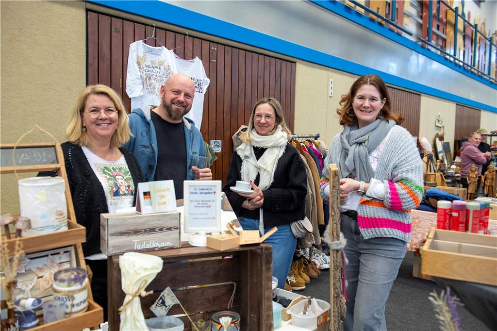 Viele Besucher und Verkäufer beim Vintage-Flohmarkt in Haltern