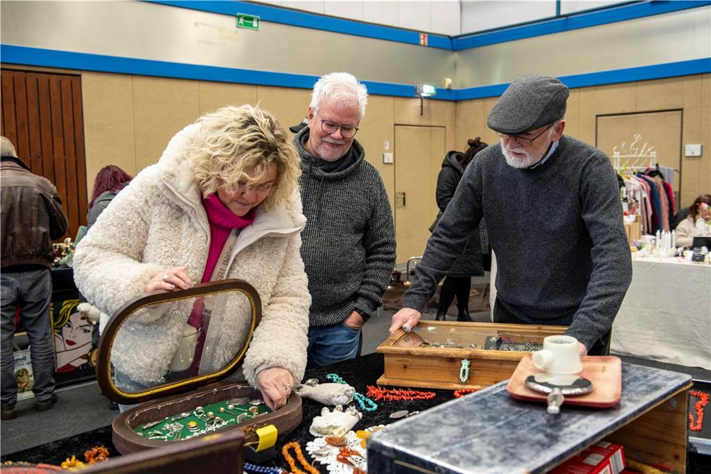 Viele Besucher und Verkäufer beim Vintage-Flohmarkt in Haltern