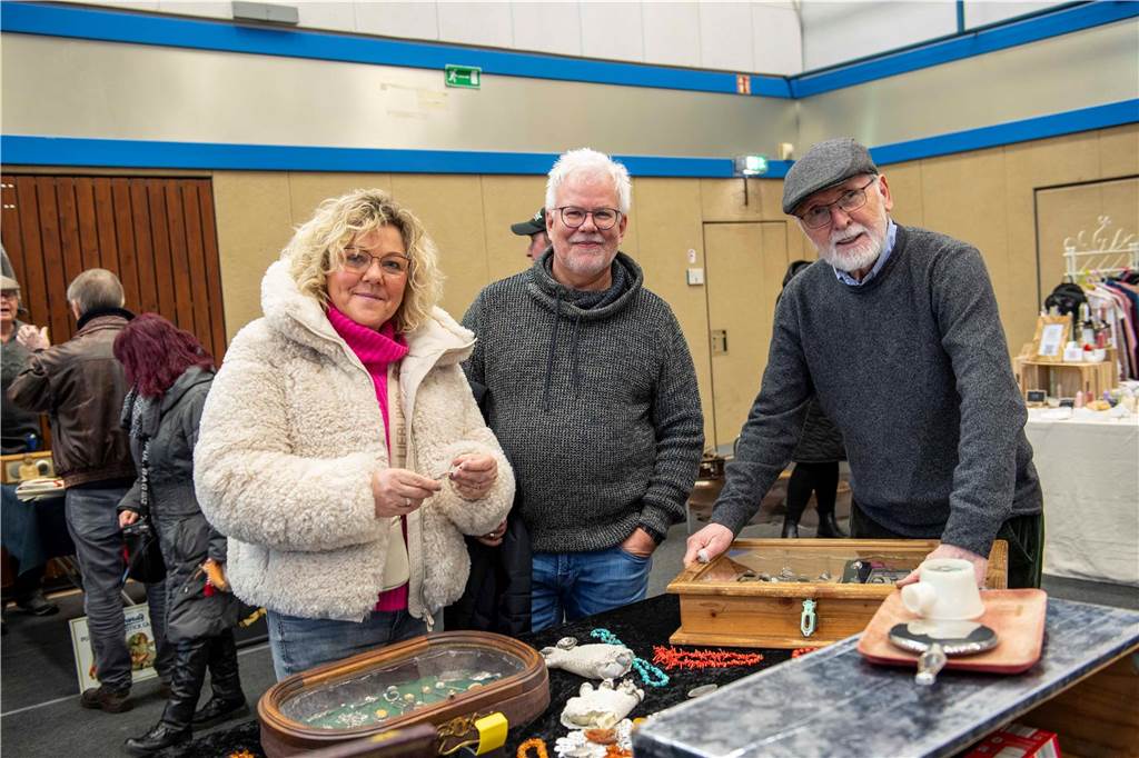 Viele Besucher und Verkäufer beim Vintage-Flohmarkt in Haltern