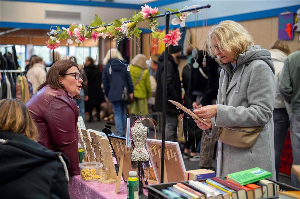 Viele Besucher und Verkäufer beim Vintage-Flohmarkt in Haltern