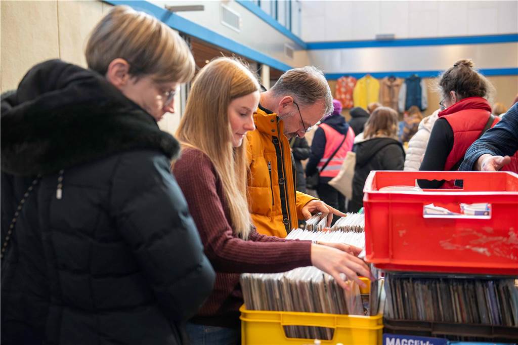 Viele Besucher und Verkäufer beim Vintage-Flohmarkt in Haltern