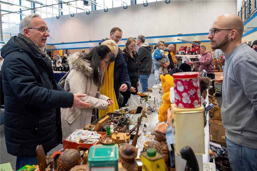 Viele Besucher und Verkäufer beim Vintage-Flohmarkt in Haltern