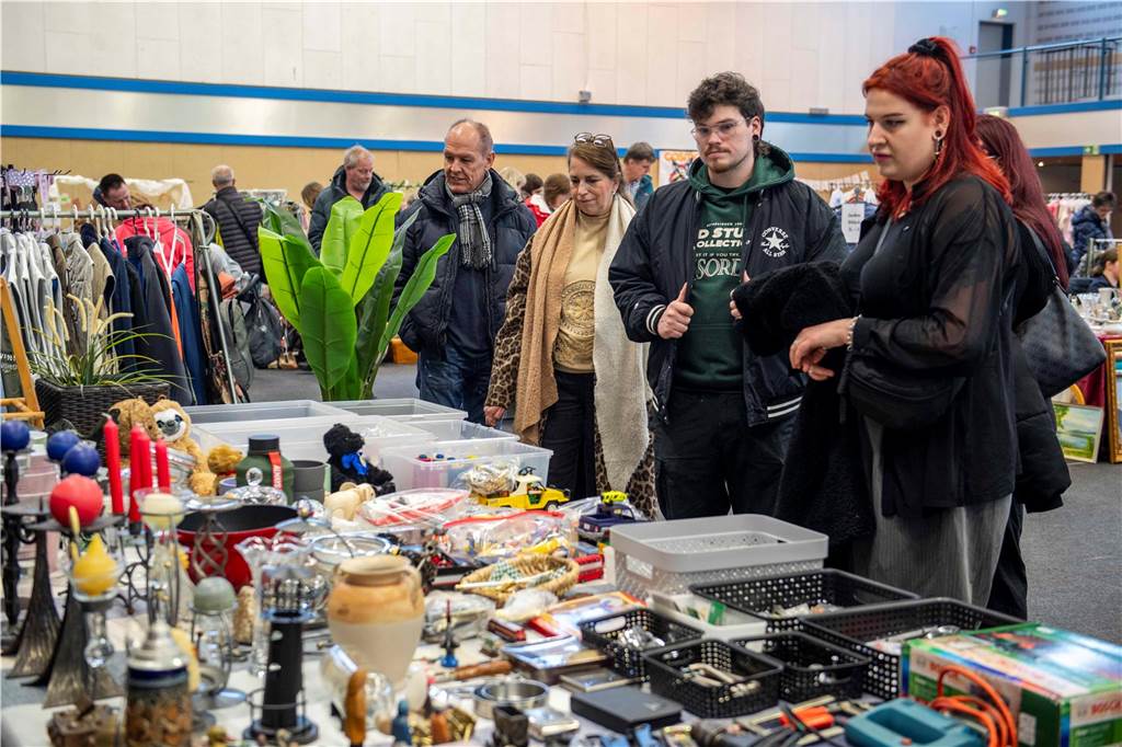 Viele Besucher und Verkäufer beim Vintage-Flohmarkt in Haltern
