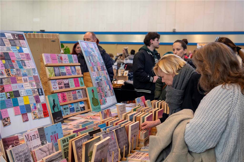 Viele Besucher und Verkäufer beim Vintage-Flohmarkt in Haltern