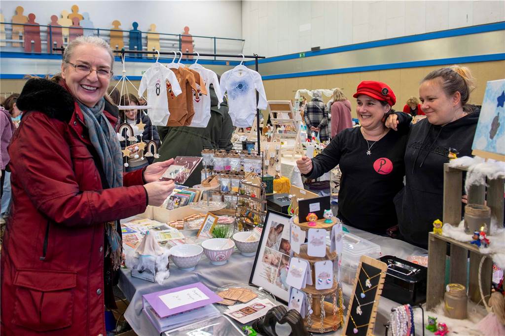 Viele Besucher und Verkäufer beim Vintage-Flohmarkt in Haltern