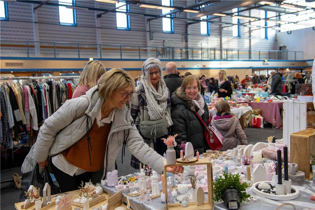 Viele Besucher und Verkäufer beim Vintage-Flohmarkt in Haltern