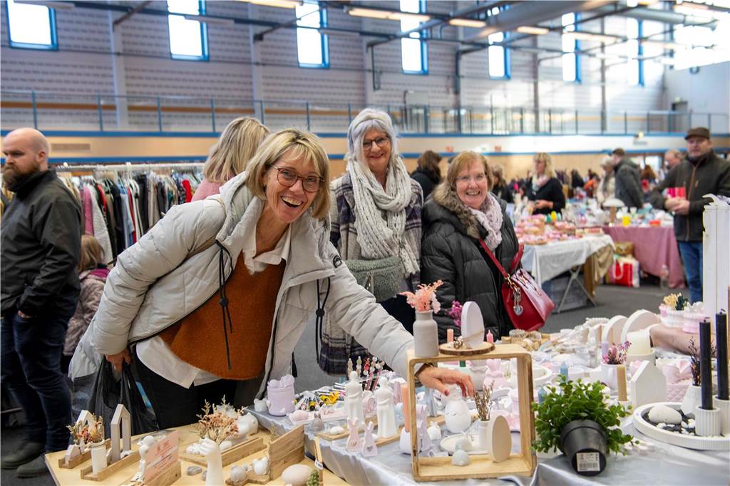 Viele Besucher und Verkäufer beim Vintage-Flohmarkt in Haltern