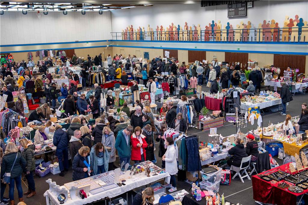 Viele Besucher und Verkäufer beim Vintage-Flohmarkt in Haltern