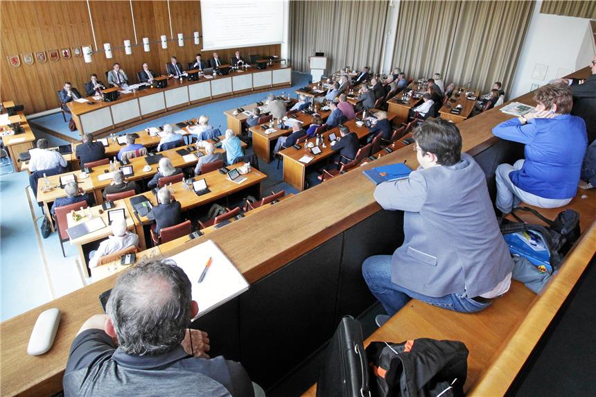 34 Millionen: „Beispiellose Vernichtung von Steuergeldern“ Viele Besucher verfolgten die Debatte über den 34-Millionen-Euro-Vergleich auf der Zuschauertribüne im Sitzungssaal des Rathauses.