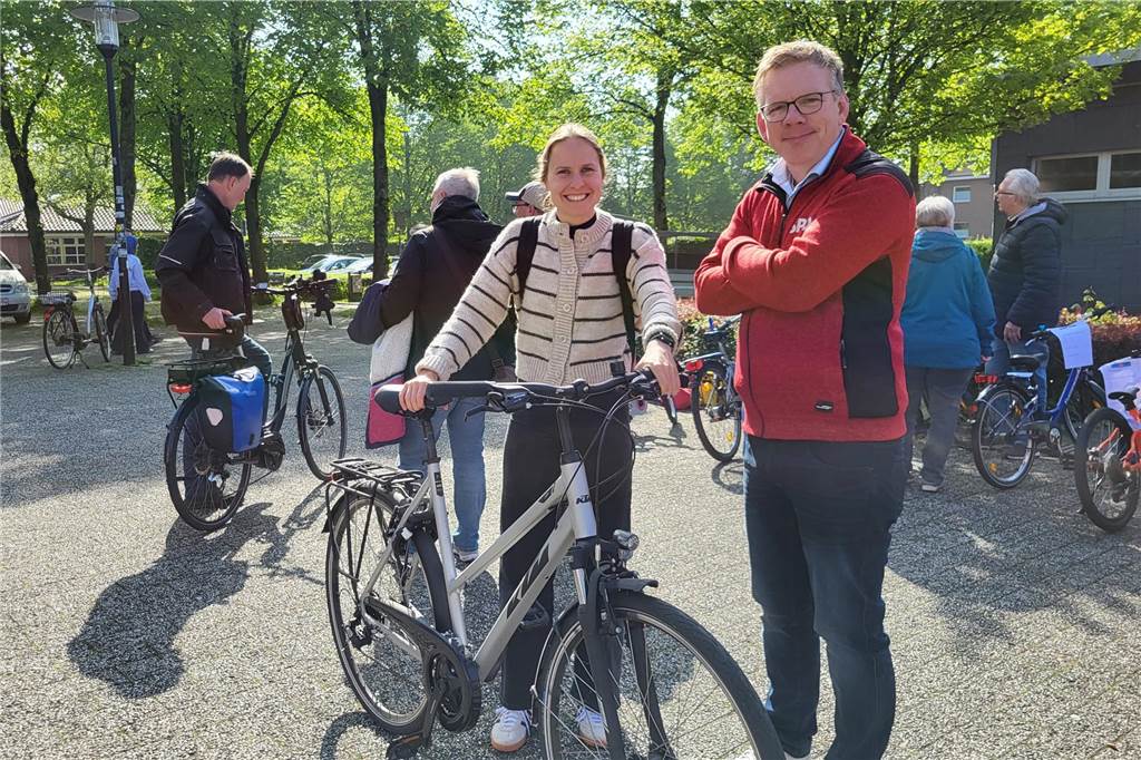 Traditionelle Fahrradbörse: Veranstalter zeigen sich zufrieden Frau mit Fahrrad strahlt in die Kamera