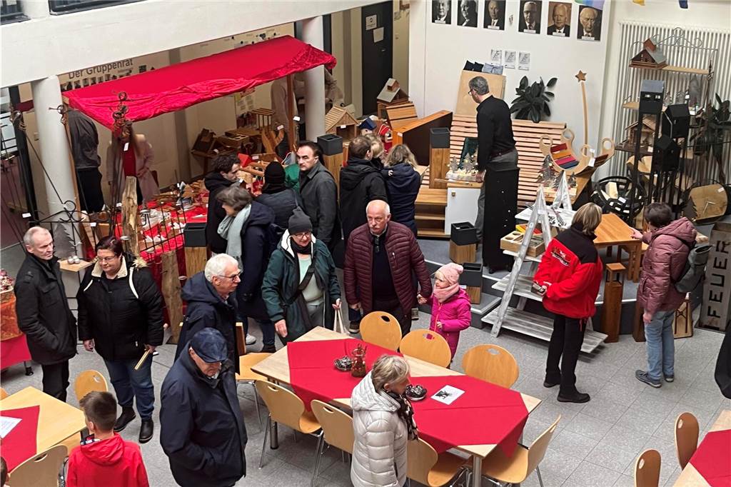 Viele Besucher zählte der ersten gemeinsame Weihnachtsmarkt vom Berufsorientierungszentrum der BBS und dem Familienzentrum mit den Kitas Regenbogenland und Abenteuerland. Das Angebot war riesig, von kulinarischen Köstlichkeiten bis hin zur kreativen Deko für zuhause. Stockbrot backen und Kistenklettern sorgten darüber hinaus für gute Laune.
