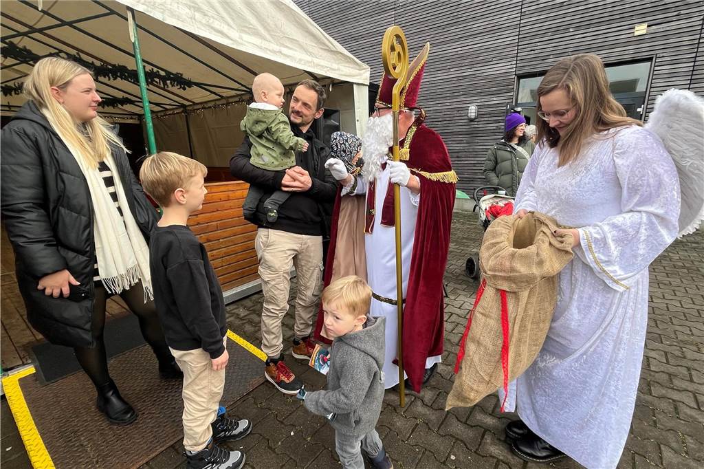 Viele Besucher zählte der ersten gemeinsame Weihnachtsmarkt vom Berufsorientierungszentrum der BBS und dem Familienzentrum mit den Kitas Regenbogenland und Abenteuerland. Das Angebot war riesig, von kulinarischen Köstlichkeiten bis hin zur kreativen Deko für zuhause. Stockbrot backen und Kistenklettern sorgten darüber hinaus für gute Laune.