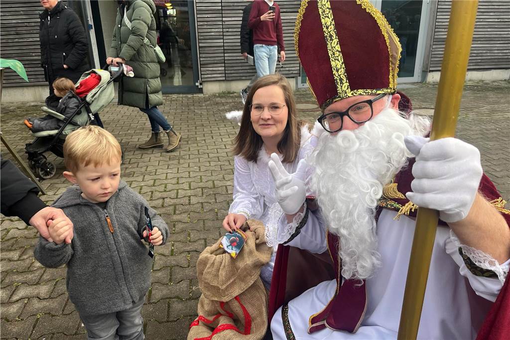 Viele Besucher zählte der ersten gemeinsame Weihnachtsmarkt vom Berufsorientierungszentrum der BBS und dem Familienzentrum mit den Kitas Regenbogenland und Abenteuerland. Das Angebot war riesig, von kulinarischen Köstlichkeiten bis hin zur kreativen Deko für zuhause. Stockbrot backen und Kistenklettern sorgten darüber hinaus für gute Laune.