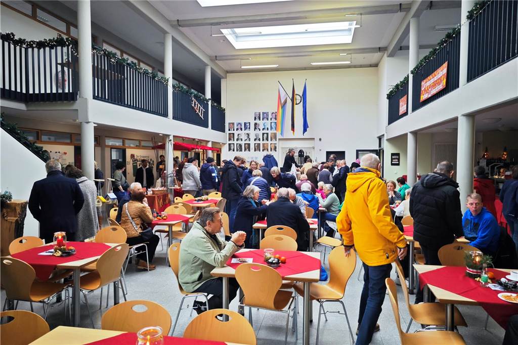 Viele Besucher zählte der ersten gemeinsame Weihnachtsmarkt vom Berufsorientierungszentrum der BBS und dem Familienzentrum mit den Kitas Regenbogenland und Abenteuerland. Das Angebot war riesig, von kulinarischen Köstlichkeiten bis hin zur kreativen Deko für zuhause. Stockbrot backen und Kistenklettern sorgten darüber hinaus für gute Laune.