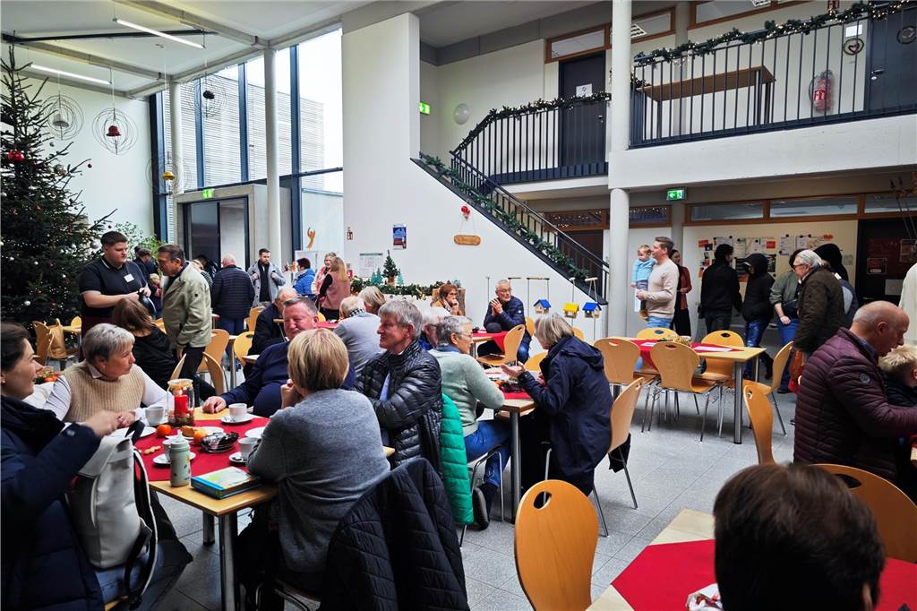 Viele Besucher zählte der ersten gemeinsame Weihnachtsmarkt vom Berufsorientierungszentrum der BBS und dem Familienzentrum mit den Kitas Regenbogenland und Abenteuerland. Das Angebot war riesig, von kulinarischen Köstlichkeiten bis hin zur kreativen Deko für zuhause. Stockbrot backen und Kistenklettern sorgten darüber hinaus für gute Laune.