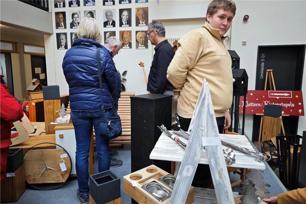 Viele Besucher zählte der ersten gemeinsame Weihnachtsmarkt vom Berufsorientierungszentrum der BBS und dem Familienzentrum mit den Kitas Regenbogenland und Abenteuerland. Das Angebot war riesig, von kulinarischen Köstlichkeiten bis hin zur kreativen Deko für zuhause. Stockbrot backen und Kistenklettern sorgten darüber hinaus für gute Laune.