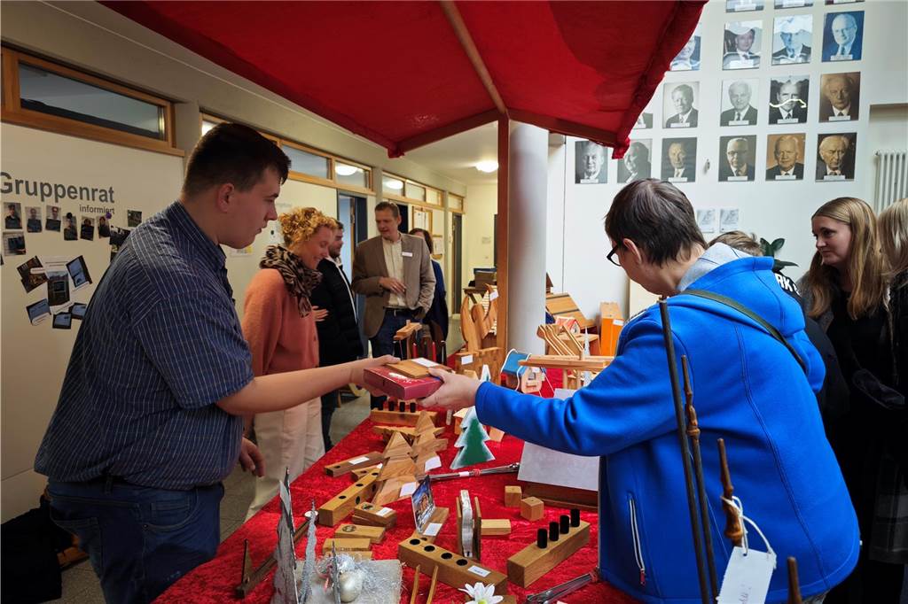 Viele Besucher zählte der ersten gemeinsame Weihnachtsmarkt vom Berufsorientierungszentrum der BBS und dem Familienzentrum mit den Kitas Regenbogenland und Abenteuerland. Das Angebot war riesig, von kulinarischen Köstlichkeiten bis hin zur kreativen Deko für zuhause. Stockbrot backen und Kistenklettern sorgten darüber hinaus für gute Laune.