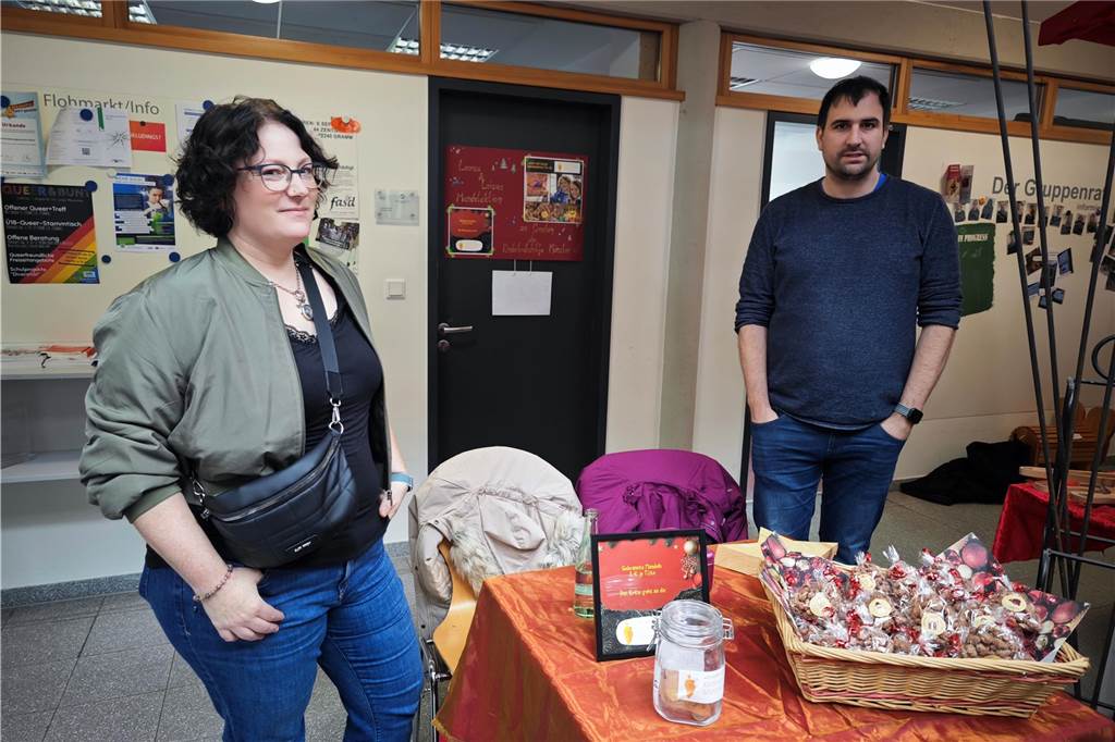 Viele Besucher zählte der ersten gemeinsame Weihnachtsmarkt vom Berufsorientierungszentrum der BBS und dem Familienzentrum mit den Kitas Regenbogenland und Abenteuerland. Das Angebot war riesig, von kulinarischen Köstlichkeiten bis hin zur kreativen Deko für zuhause. Stockbrot backen und Kistenklettern sorgten darüber hinaus für gute Laune.