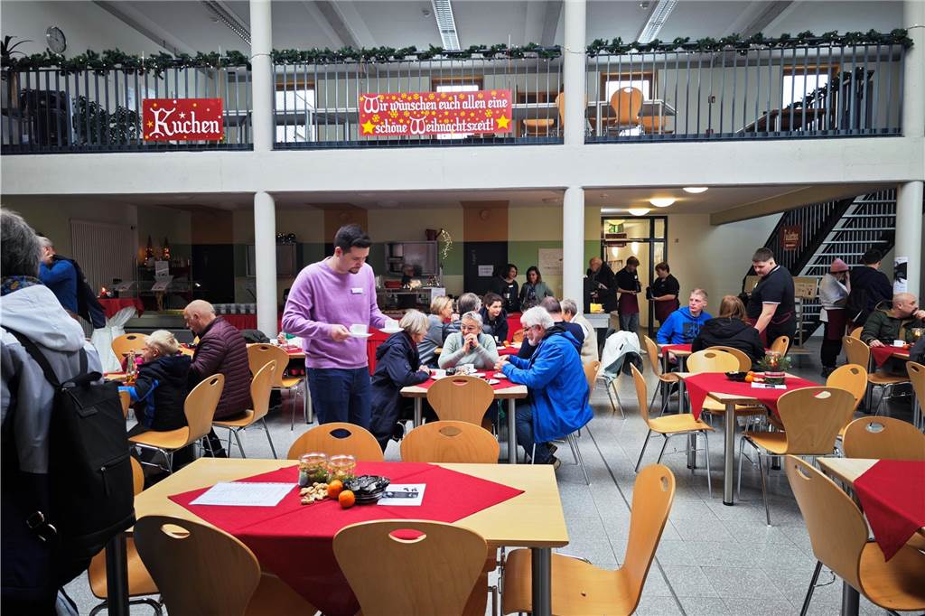 Viele Besucher zählte der ersten gemeinsame Weihnachtsmarkt vom Berufsorientierungszentrum der BBS und dem Familienzentrum mit den Kitas Regenbogenland und Abenteuerland. Das Angebot war riesig, von kulinarischen Köstlichkeiten bis hin zur kreativen Deko für zuhause. Stockbrot backen und Kistenklettern sorgten darüber hinaus für gute Laune.