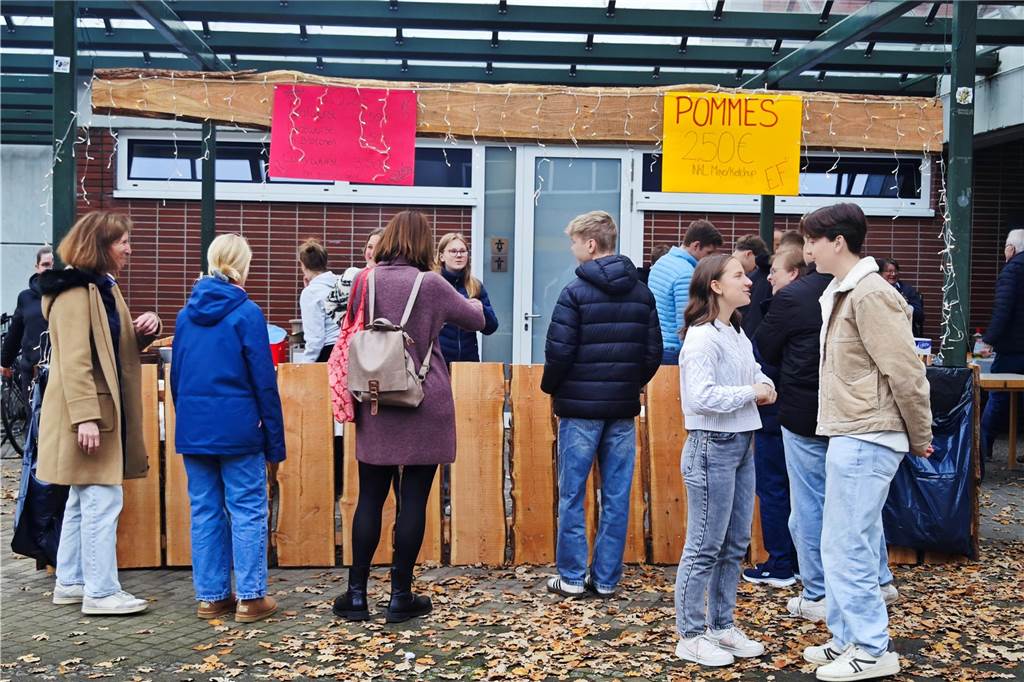 Viele Besucher zählte der ersten gemeinsame Weihnachtsmarkt vom Berufsorientierungszentrum der BBS und dem Familienzentrum mit den Kitas Regenbogenland und Abenteuerland. Das Angebot war riesig, von kulinarischen Köstlichkeiten bis hin zur kreativen Deko für zuhause. Stockbrot backen und Kistenklettern sorgten darüber hinaus für gute Laune.