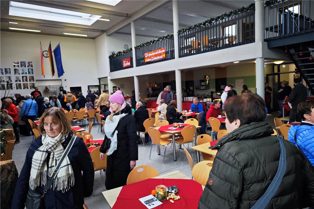 Viele Besucher zählte der ersten gemeinsame Weihnachtsmarkt vom Berufsorientierungszentrum der BBS und dem Familienzentrum mit den Kitas Regenbogenland und Abenteuerland. Das Angebot war riesig, von kulinarischen Köstlichkeiten bis hin zur kreativen Deko für zuhause. Stockbrot backen und Kistenklettern sorgten darüber hinaus für gute Laune.